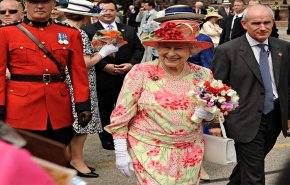 
لماذا الملكة إليزابيث تحمل حقيبتها طوال الوقت؟

