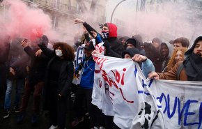الفرنسيون يتظاهرون احتجاجا على قرارات ماكرون