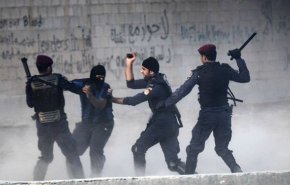  فيديو خطير يكشف ممارسات لا انسانية بحق المعتقلين في البحرين!
