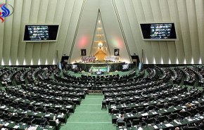 ظريف وصالحي يقدمان إيضاحات في البرلمان حول مستقبل الاتفاق النووي