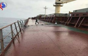 بالصور.. العدوان السعودي يقصف سفينة يمنية محملة بالقمح