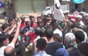 شاهد: سوريون يتظاهرون.. يا بشار انقذنا!!