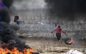 اصابات على خطوط التماس .. شبان غزة يقصون السياج الشائك