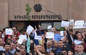 أرمينيا.. محتجون يقتحمون مبنى بلدية يريفان