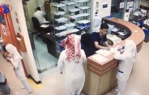 بالفيديو.. اعتداء وحشي وطعن موظف في مستشفى بالمدينة المنورة