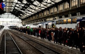 فرنسا... اضراب القطاع العام وعمال سكك الحديد احتجاجا على الإصلاحات 