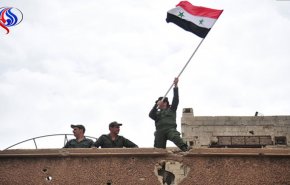  صور وفيديو.. العلم السوري يرفرف في مخيم اليرموك والحجر الأسود 