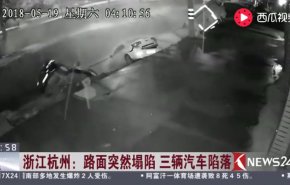 بالفيديو: لحظة ظهور حفرة ضخمة وابتلاعها 3 سيارات