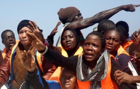 مهاجرون أفريقيون يفرون من مركز لتهريب البشر في ليبيا