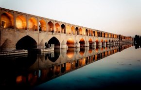 جسر سي و سه بل  والتي تعني جسر الثلاثة والثلاثين في مدينة اصفهان 