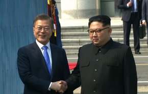 ماذا حدث بالقمة المفاجئة التي جمعت الرئيسین الكوريین؟