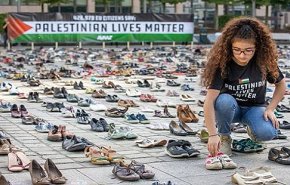 هزاران جفت کفش مقابل مقر اتحادیه اروپا چیده شد