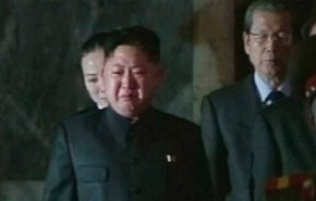 دموع زعيم كوريا الشمالية تنهمر بسبب...؟! 