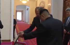 لافروف يقدم هدية لزعيم كوريا الشمالية