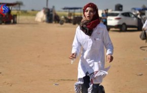 شاهد: والدة الشهيدة «رزان» ترتدي ثياب ابنتها وتسعف متظاهري فلسطين