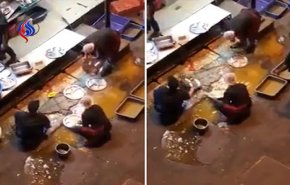 فيديو صادم لعمال مطعم في تايلاند... شاهد بنفسك!
