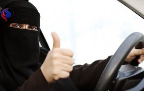 السعودية تبدأ منح النساء رخص قيادة السيارات
