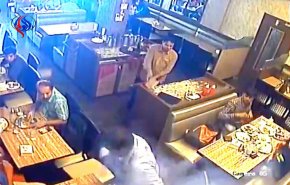 شاهد : لحظة انفجار هاتف في جيب رجل أثناء تناوله الطعام !!
