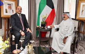 وزيرا دفاع قطر والكويت يبحثان تطورات الأزمة الخليجية