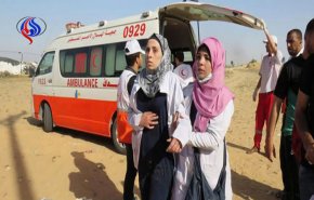 مسعفة فلسطينية تتفاجأ بزوجها مصابًا في مسيرة شرق غزة!!