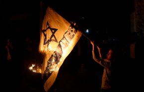 بالفيديو.. حاخامات اليهود يحرقون علم الكيان الإسرائيلي

