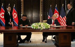ضدعفونی کردن خودکار «کیم جونگ اون» قبل از امضای توافقنامه با ترامپ + فیلم