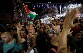 بالفيديو: الجهاز الأمني الفلسطيني يفرق مظاهرة مؤيدة لغزة في رام الله