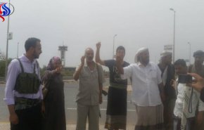 الناشطة اليمنية المتوكل تزور مطار الحديدة وهذا ما صرحت به من هناك