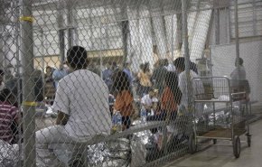 تحفه جدید آمریکایی‌ها برای حقوق بشر: نگهداری مهاجران در قفس+فیلم و عکس