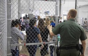 بالصور.. معسكرات أميركية للمهاجرين وإحتجاز اطفال في القفص!