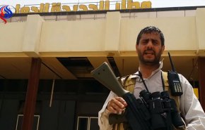البخیتی، عضو دفتر سیاسی انصارالله در جایگاه خبرنگار العالم از فرودگاه الحدیده گزارش می دهد/ فرودگاه آزاد آزاد است
