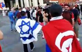 مشجعون تونسيون يطردون إسرائيليا في موسكو (شاهد)