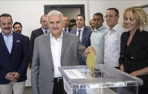 يلدريم يدلي بصوته في الانتخابات التركية