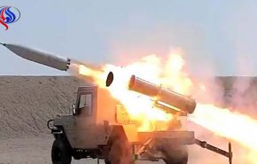 شاهد.. القوات اليمنية تختبر صاروخا باليستيا بقصف مرتزقة الامارات 