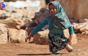 شاهد.. مايا؛ طفلة سورية تمشي علی علب التونة المعدنية