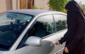 بالفيديو.. حرق سيارة امرأة سعودية في مكة