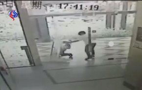 بالفيديو.. باب زجاجي ينهار على عربة طفل بسبب عنف والدته!!