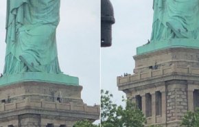 زن آمریکایی در اعتراض به سیاست‌های مهاجرتی ترامپ از «مجسمه آزادی» بالا رفت + فیلم