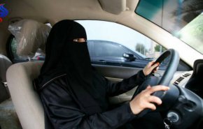 شاهد/هذا ما قاله كاتب سعودي عن قيادة زوجته وبناته للسيارة