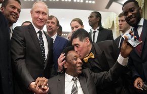 بالفيديو : بوتين يلتقي بأساطير كرة القدم العالمية في الكرملين