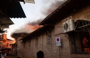 آتش سوزی گسترده در مسجد جامع ساری/ بیش از ۱۰ مغازه اطراف مسجد جامع ساری کامل آتش گرفت