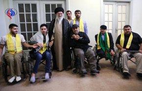 قائد الثورة يستقبل مجاهدي حزب الله المشاركين بحرب تموز