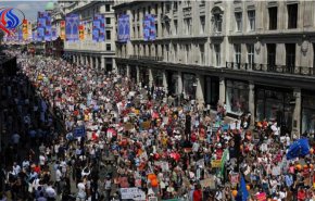 عشرات الآلاف يتظاهرون في لندن.. 