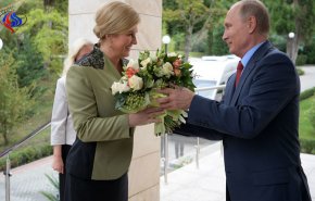 رئيسة كرواتيا تدعو الروس لتشجيع فريقها وتهدي بوتين قميص منتخبها

