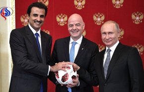 روسیه میزبانی جام جهانی را به قطر تحویل داد + عکس