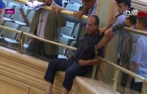 شاهد/أردني يحاول الانتحار داخل البرلمان.. كيف تصرف رئيس الوزراء؟