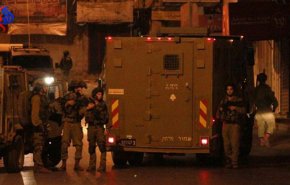 الاحتلال يعتقل 13 مواطنًا ويستولي على أموال وقطعة سلاح بالضفة