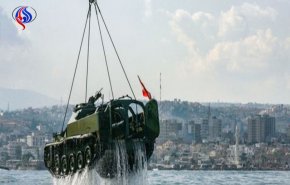 بالصور.. يرمي لبنان دباباته في البحر... هذا سره!!