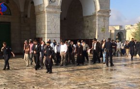 المستوطنون يقتحمون المسجد الأقصى بدعم من شرطة الاحتلال