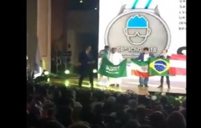 بالفيديو.. شاب سعودي يبتعد عن العلم الاسرائيلي ويصطف بجانب العلم الايراني 